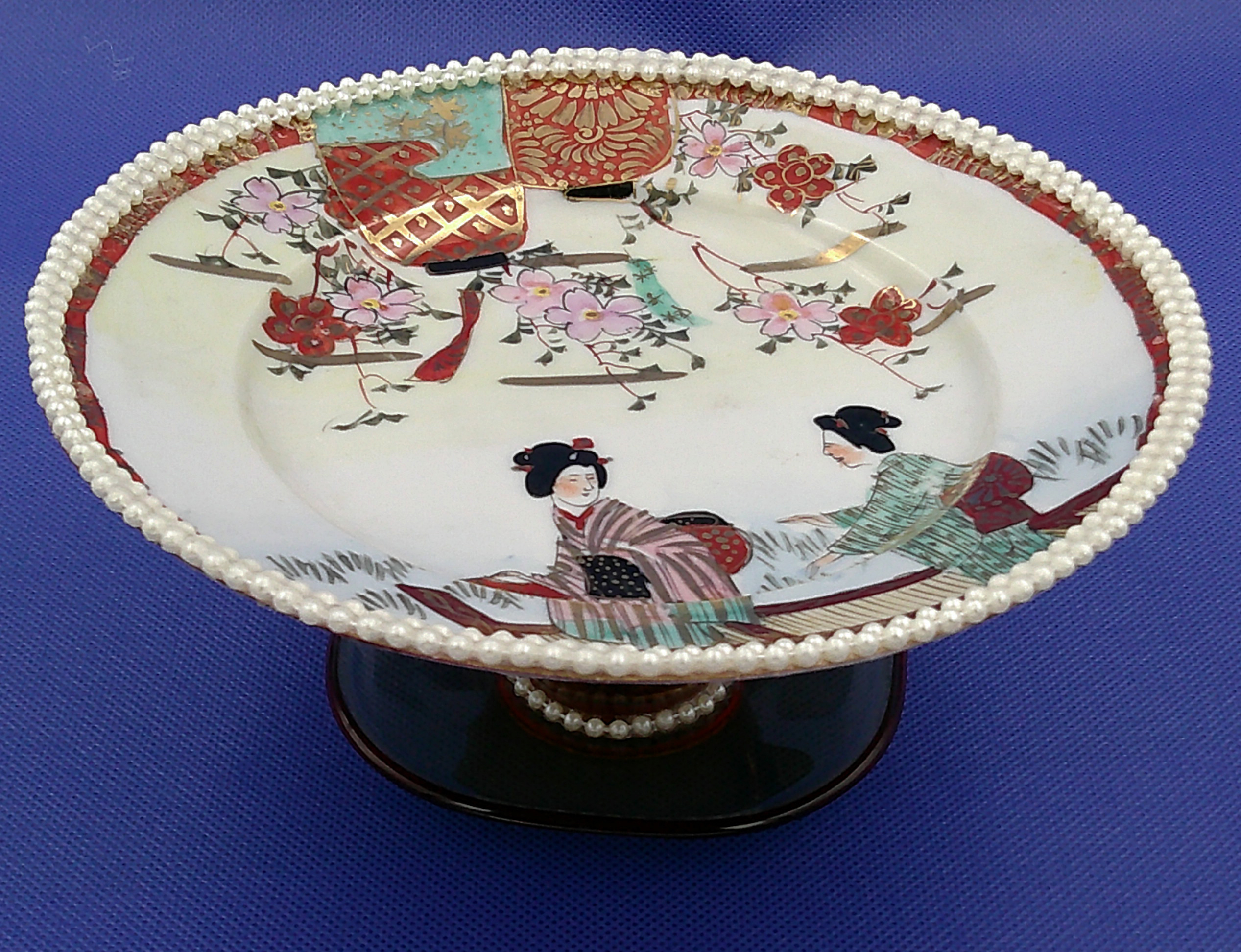 The pearls don't detract from the beautifully painted plate. It's 3.5 inches high by 7 inches wide. The pearls don't detract from the beautifully painted plate. It's 3.5 inches high by 7 inches wide.